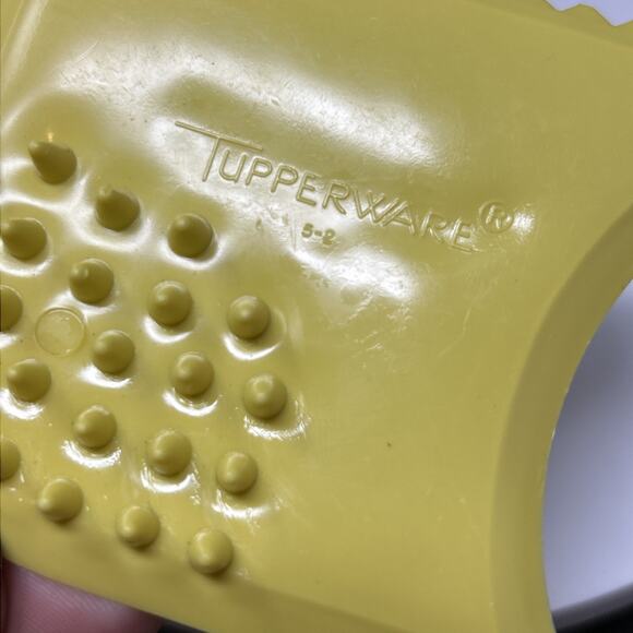 Vtg Tupperware Scrape Em All Scrubber Scraper Kitchen Gadget Yellow Versatile - Picture 3 of 5